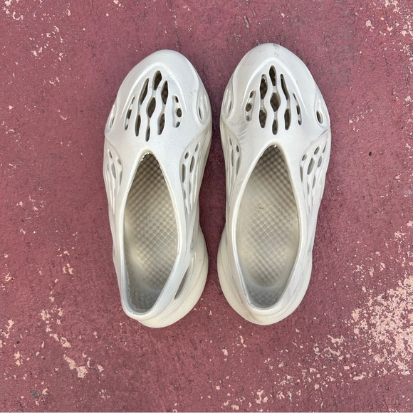 Cream Slip-On Foam Shoes Yeezy US 5 - Picture 1 of 9